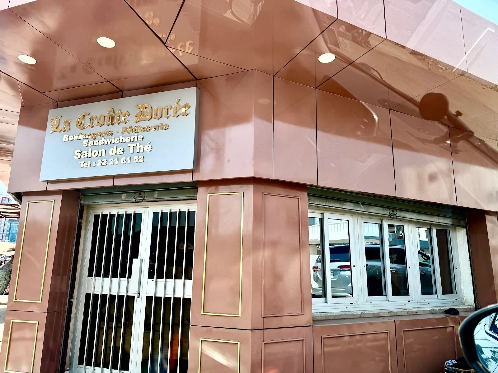La façade de La Croûte Dorée à Lomé