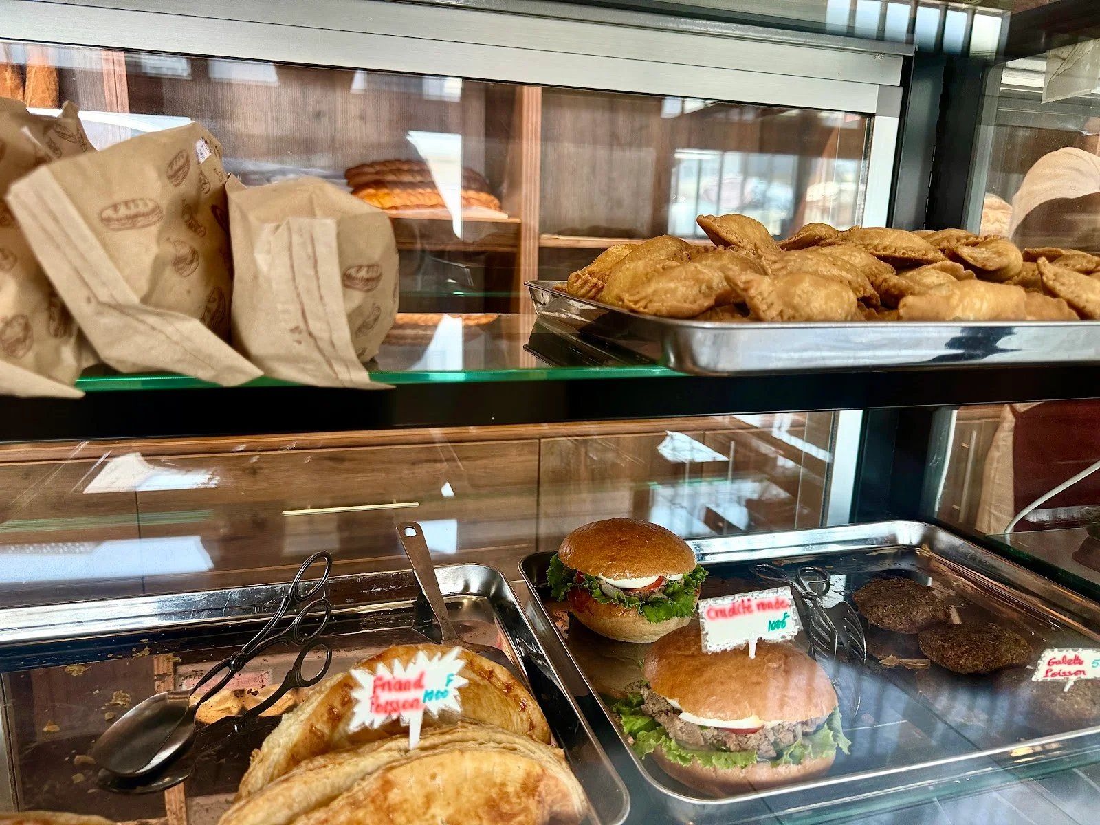 Vitrine sandwicherie : burgers et feuilletés